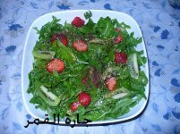 سلطة الجرجير والكيوي والفراولة.jpg