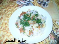 صينية أرز مع طبقات الدجاج والخضار.jpg