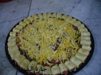 بيتزا الخضار بالأطراف المحشية قبل دخوله الفرن.jpg
