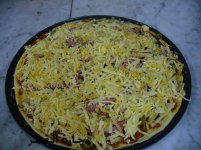 بيتزا الخضار واللحوم قبل دخوله الفرن.jpg
